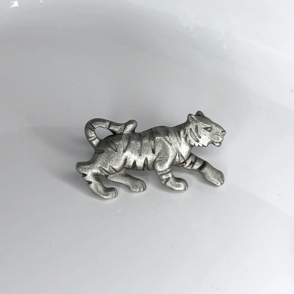 Vintage signed JJ tiger/lion pin